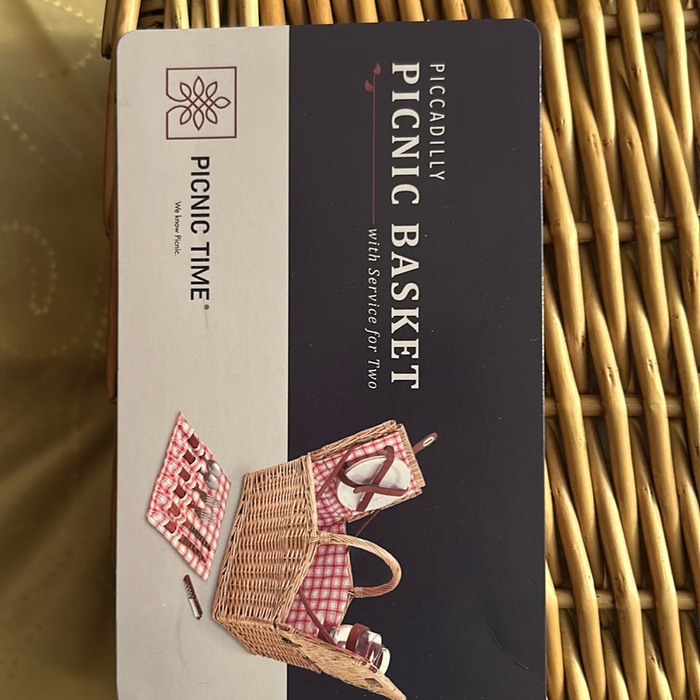 NWT Decorative wicker picnic basket with utensils